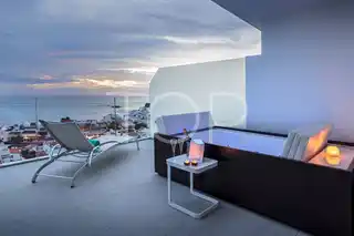 RHCB Juniorsuite front sea view with hot tub (3)