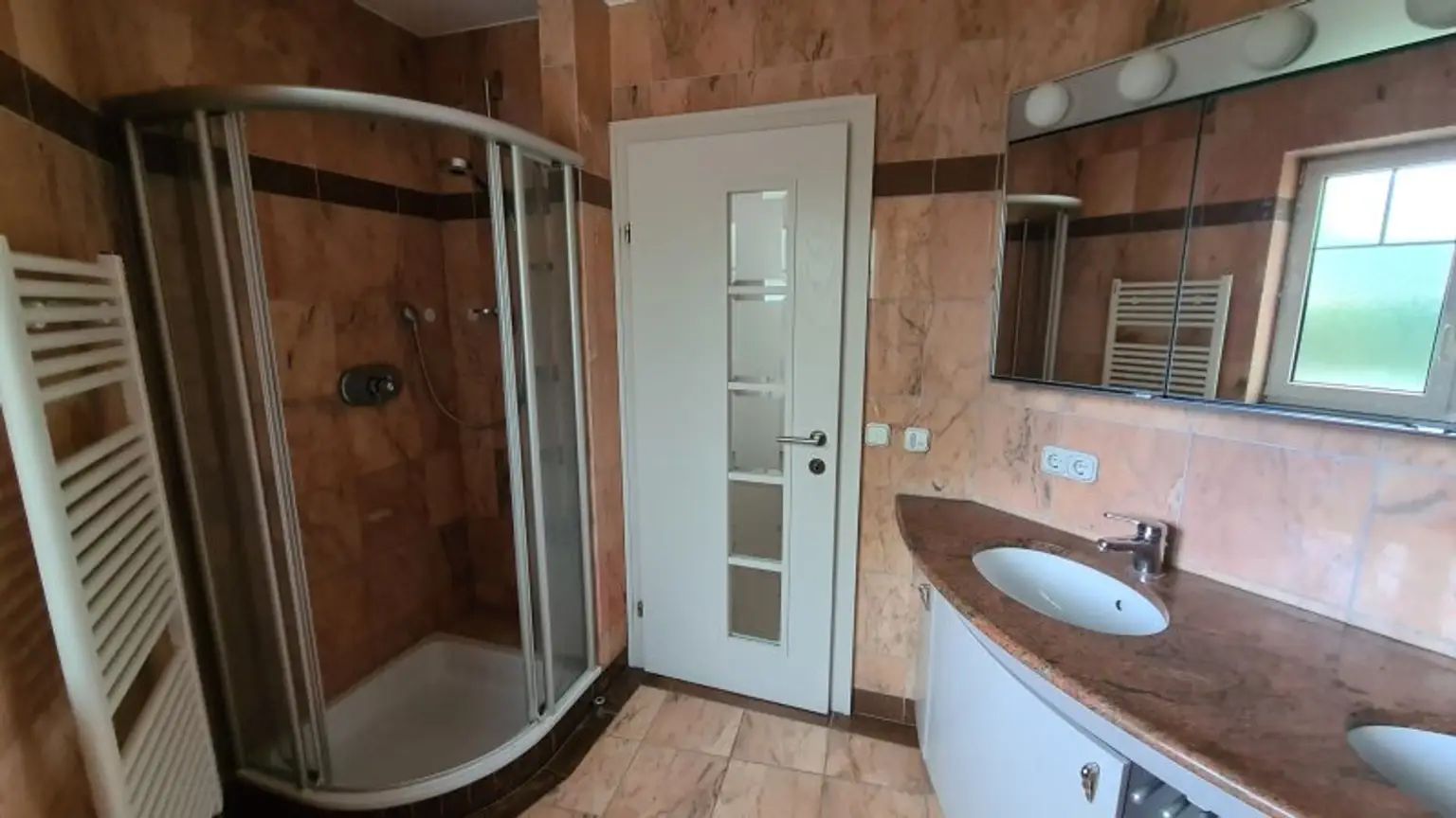 Sehr ruhige Siedlungslage - Gartenwohnung mit Garage in sehr gepflegten Haus