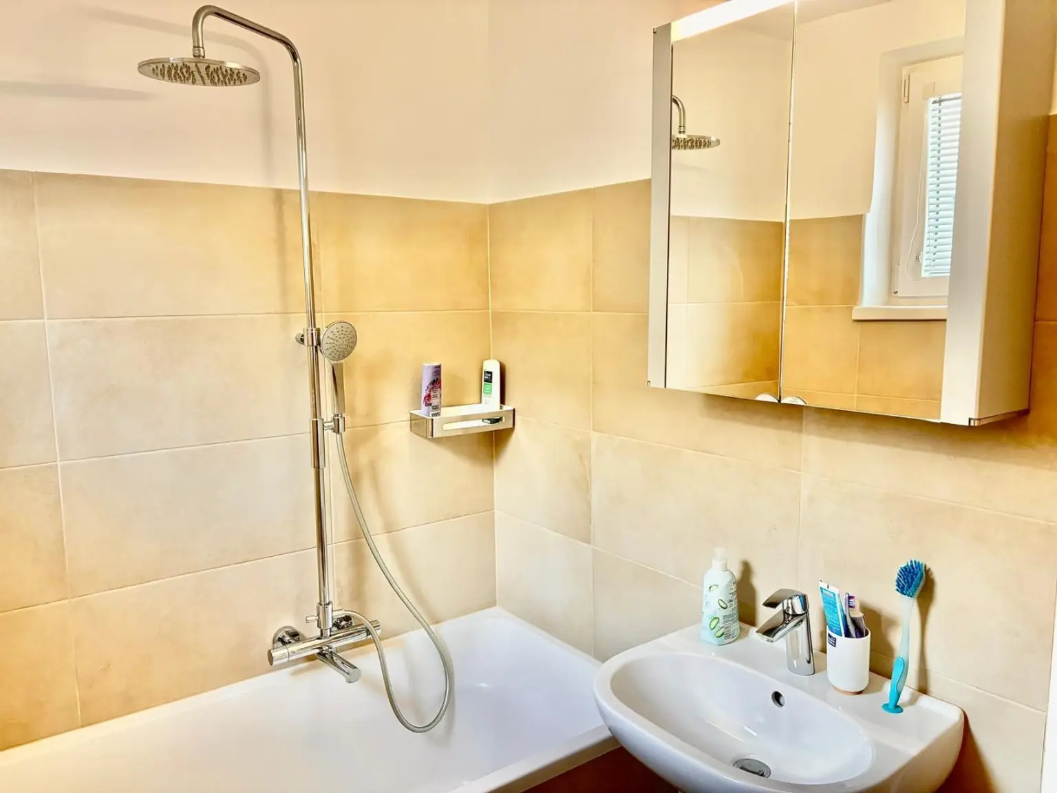 Bad mit Wanne und Waschbecken