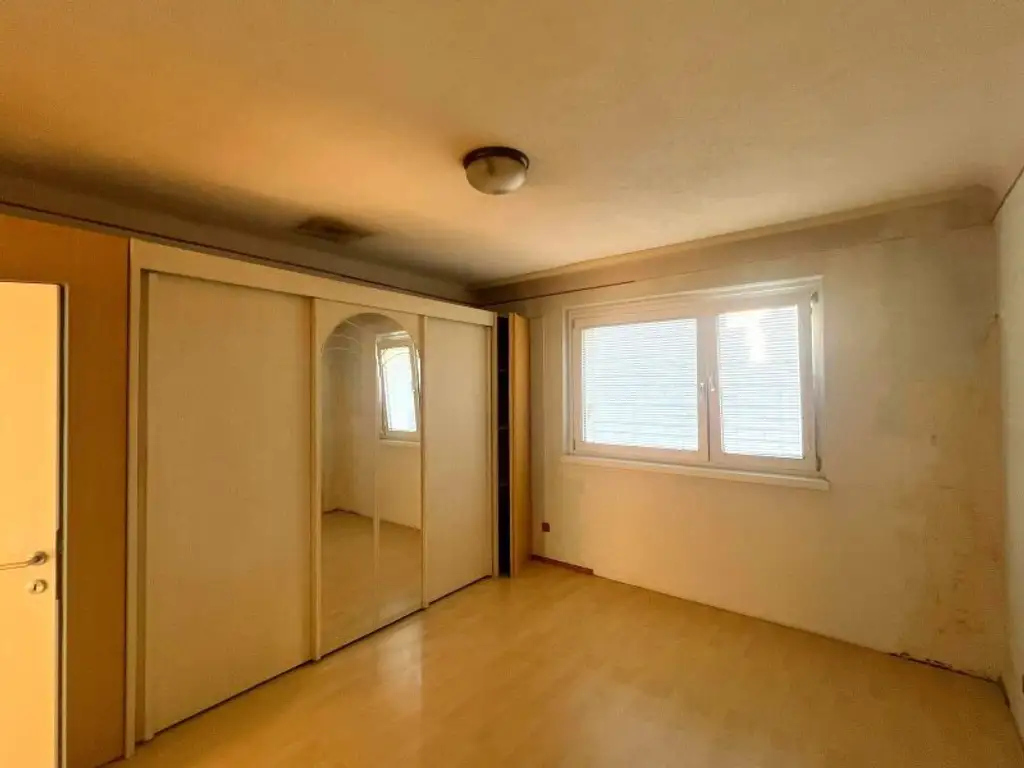 Lichtdurchflutete 2-Zimmer-Wohnung mit Charme & Potenzial in thermisch saniertem 1965-Neubau