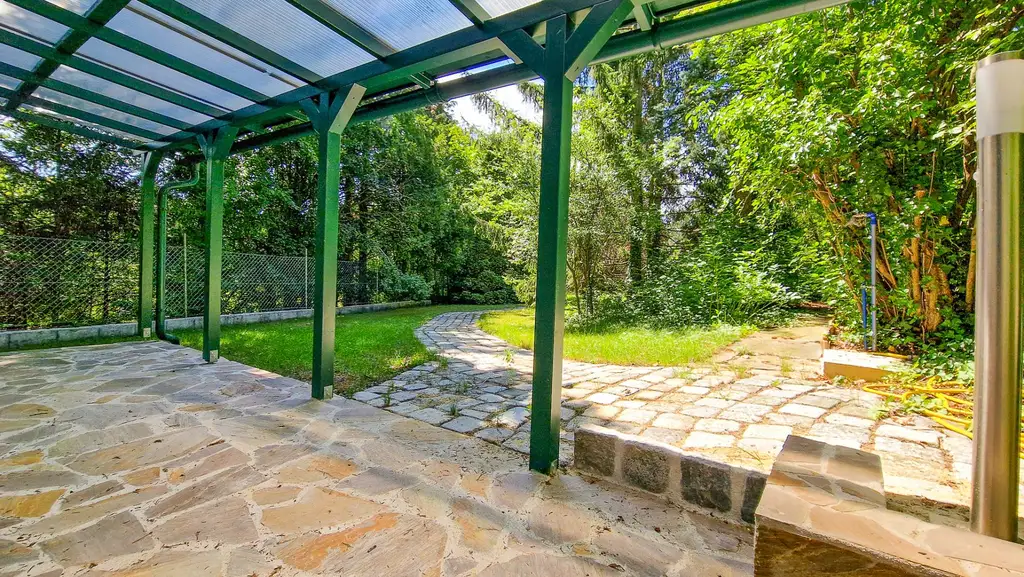Grüne Oase in Prestige-Lage, Stilvilla mit ca. 1.600 m² Grund, Gästehaus, 2 Garagen und großem Pool