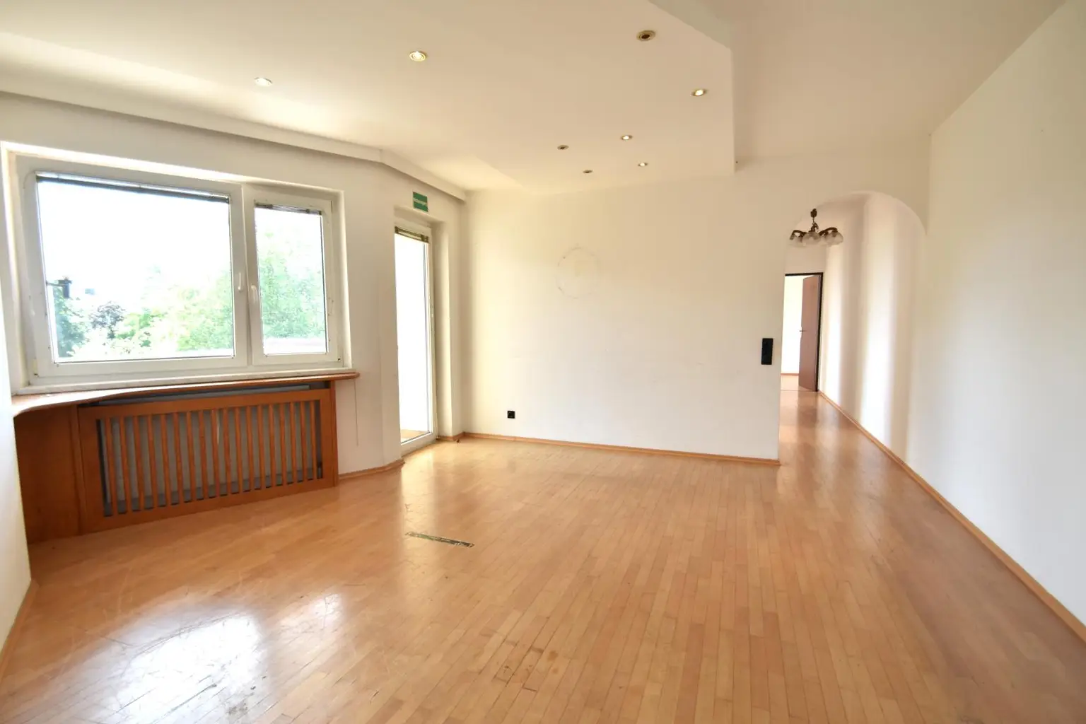Geräumige 4 Zimmer Wohnung mit Loggia und Garagenstellplatz!