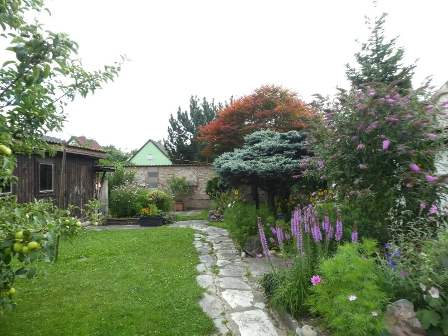 PRIVATSPHÄRE: KLEINES HAUS  mit ENTZÜCKENDEN GARTEN, Garage und Lagerräume - NÄHE BAHNHOF