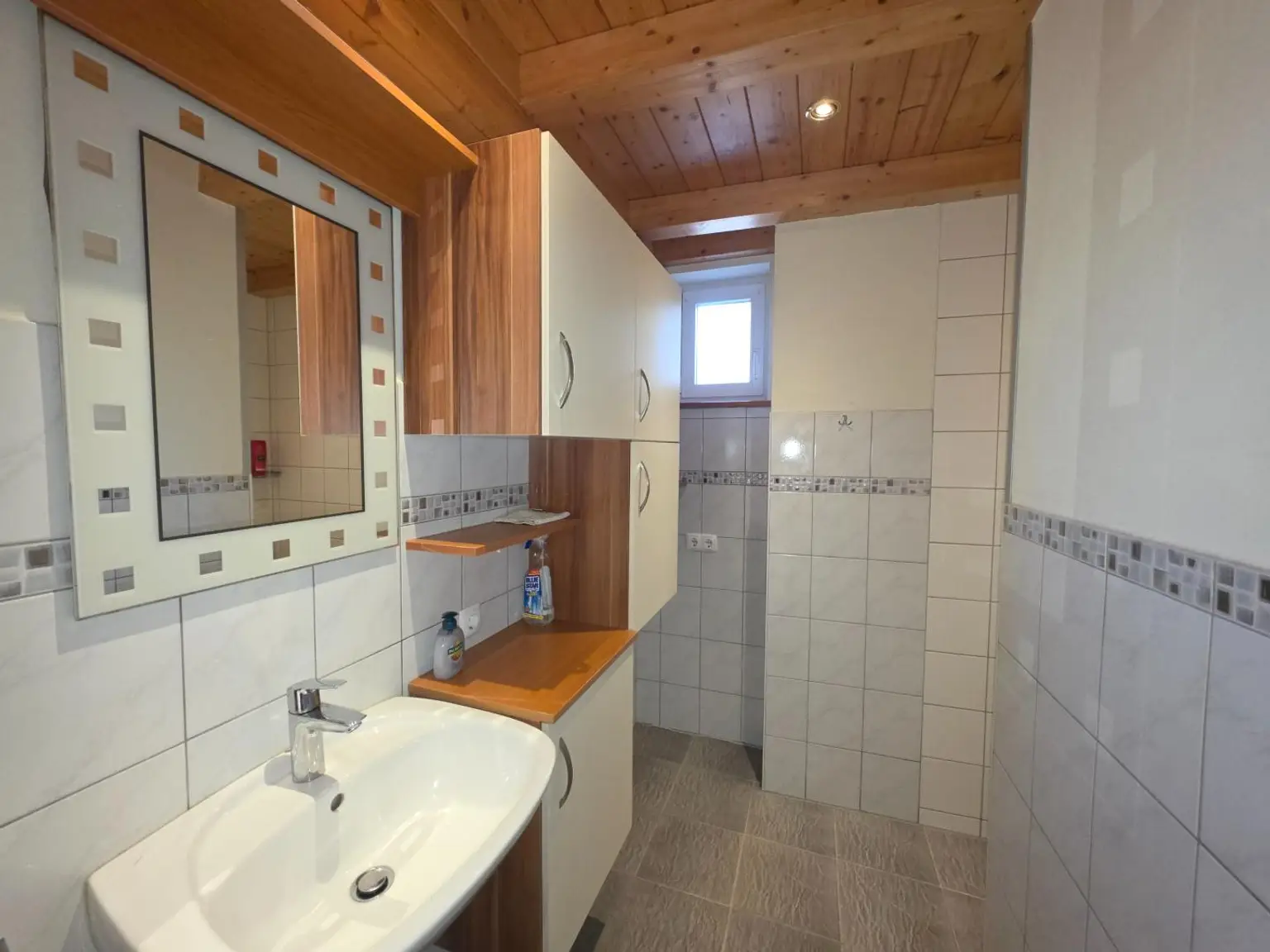 Badezimmer mit Dusche