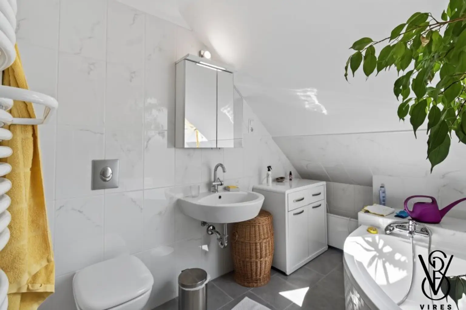 Dachgeschoss: Badezimmer mit WC und Waschtisch