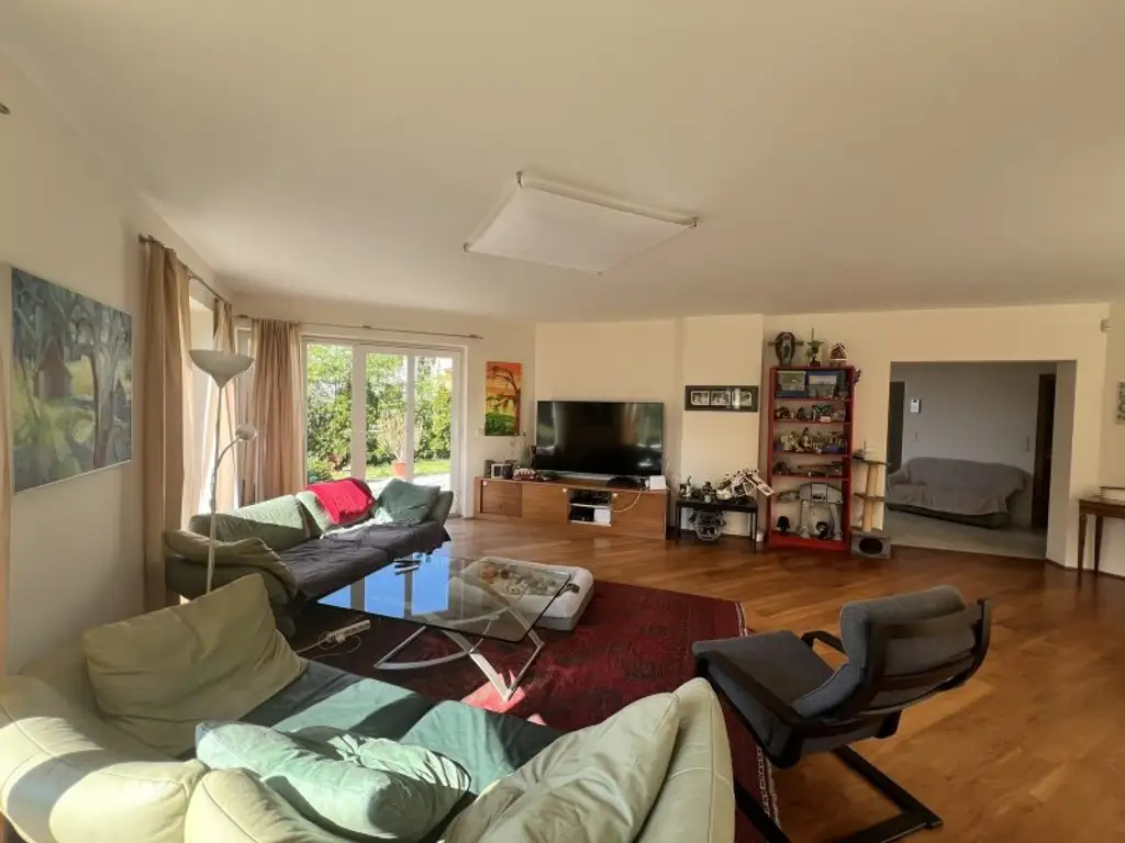 Moderne, zentrumsnahe Familienvilla mit großem Garten in gefragter Grünruhelage (!)