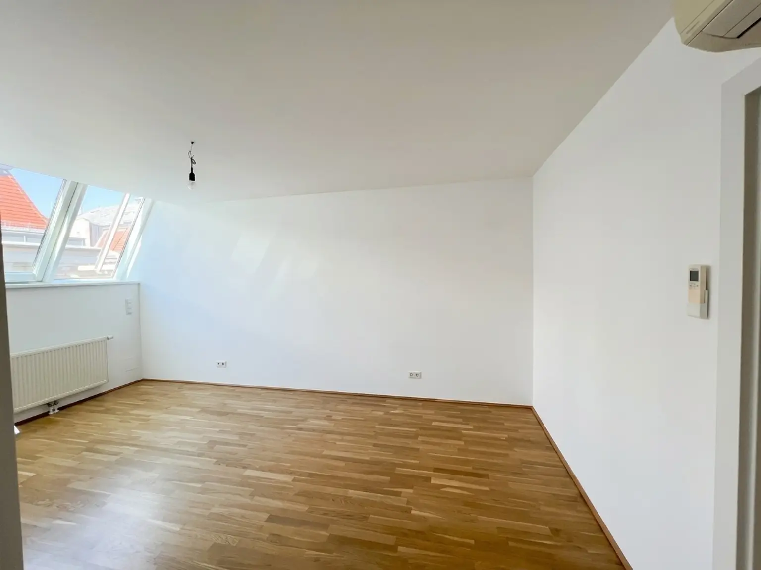 UNBEFRISTET: Top-Lage beim Stephansplatz: Moderne, klimatisierte Dachgeschoßwohnung im stilvollen Haus / Prime location near Stephansplatz: a modern, air-conditioned penthouse flat in a stylish building