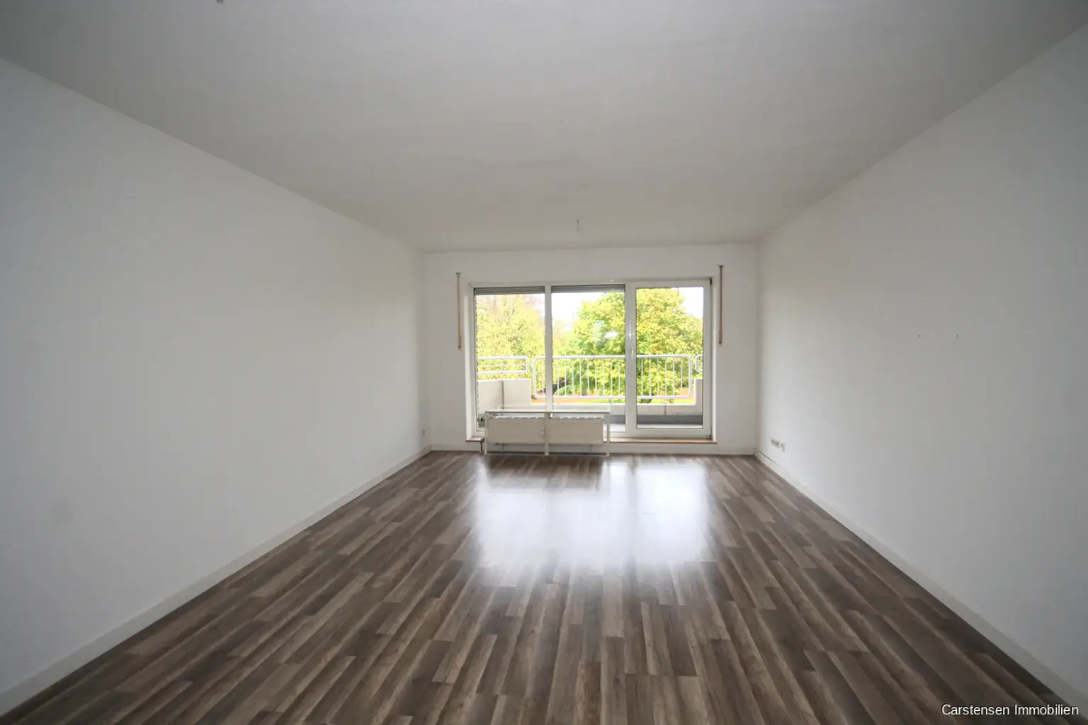 Wohnzimmer mit Balkon