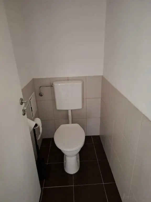 separates WC