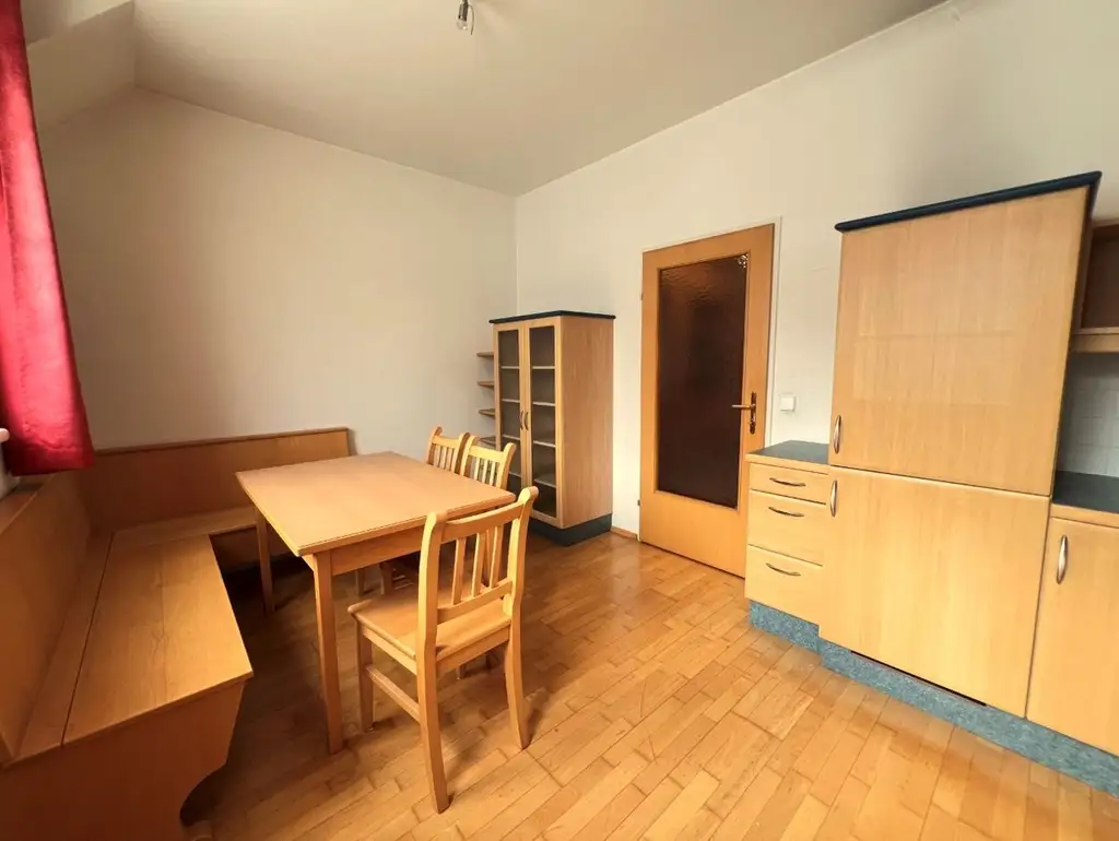 Dachgeschosswohnung, 2 Zimmer Nähe Klinik Ottakring