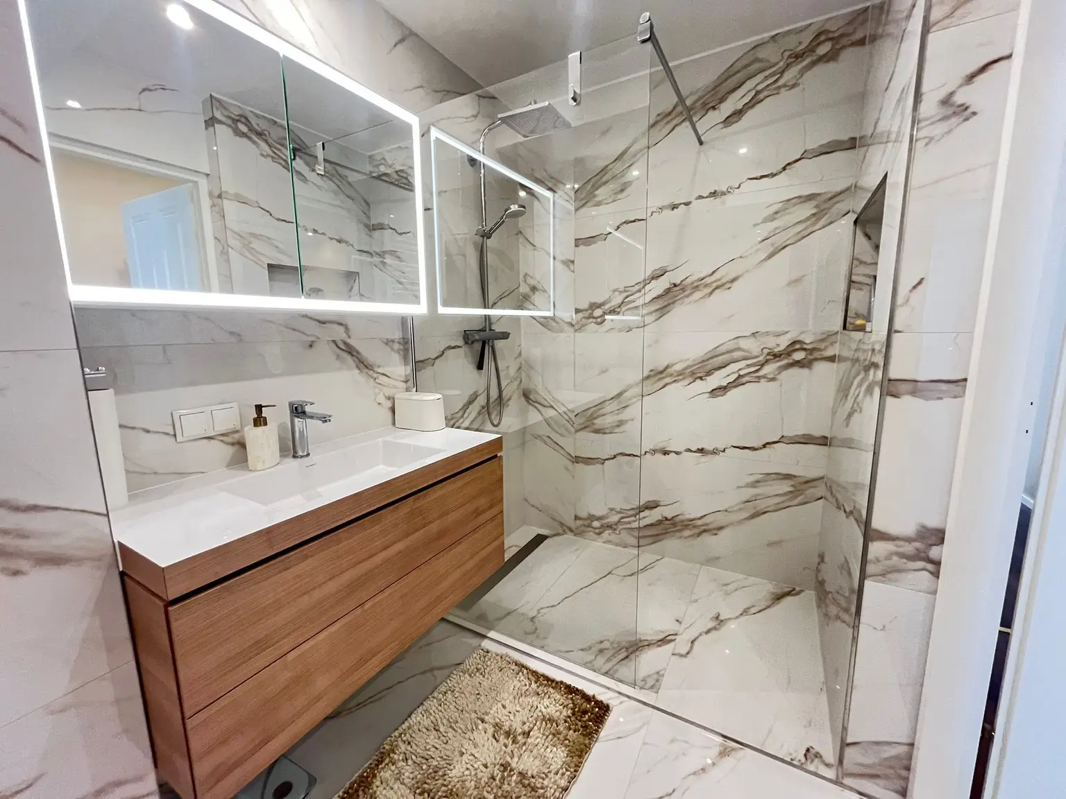 Stilvolle 3-Zimmer-Wohnung in Toplage 1070 – ruhig, renoviert, vollmöbliert und Garagenstellplatz