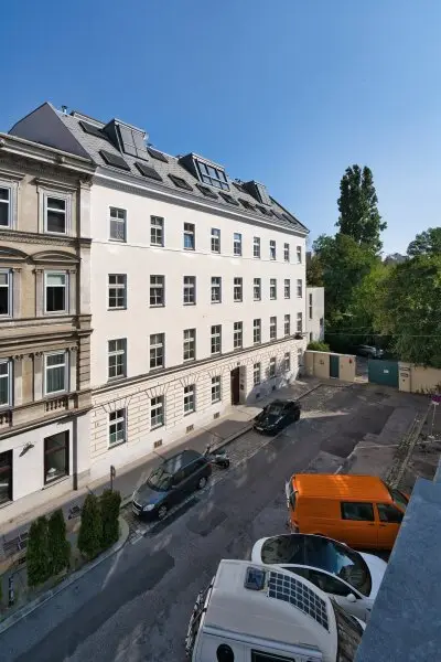Studio und hippes Wohnen auf 93m² - sonnendurchflutete hohe Räume im Altbau!