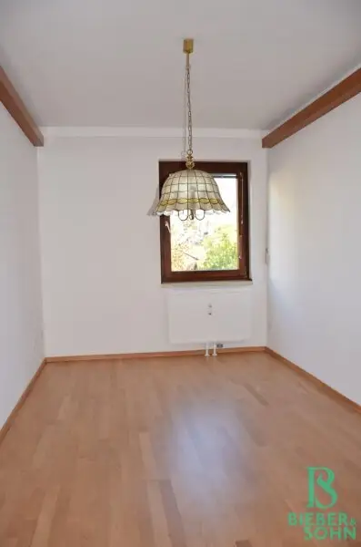 Eleganter "Retro-Style" - Großzügige, sonnige, ruhige Wohnung mit Süd-Loggia! 2 Garagenplätze!