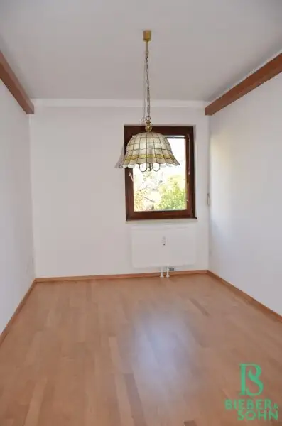 Eleganter "Retro-Style" - Großzügige, sonnige, ruhige Wohnung mit Süd-Loggia! 2 Garagenplätze!