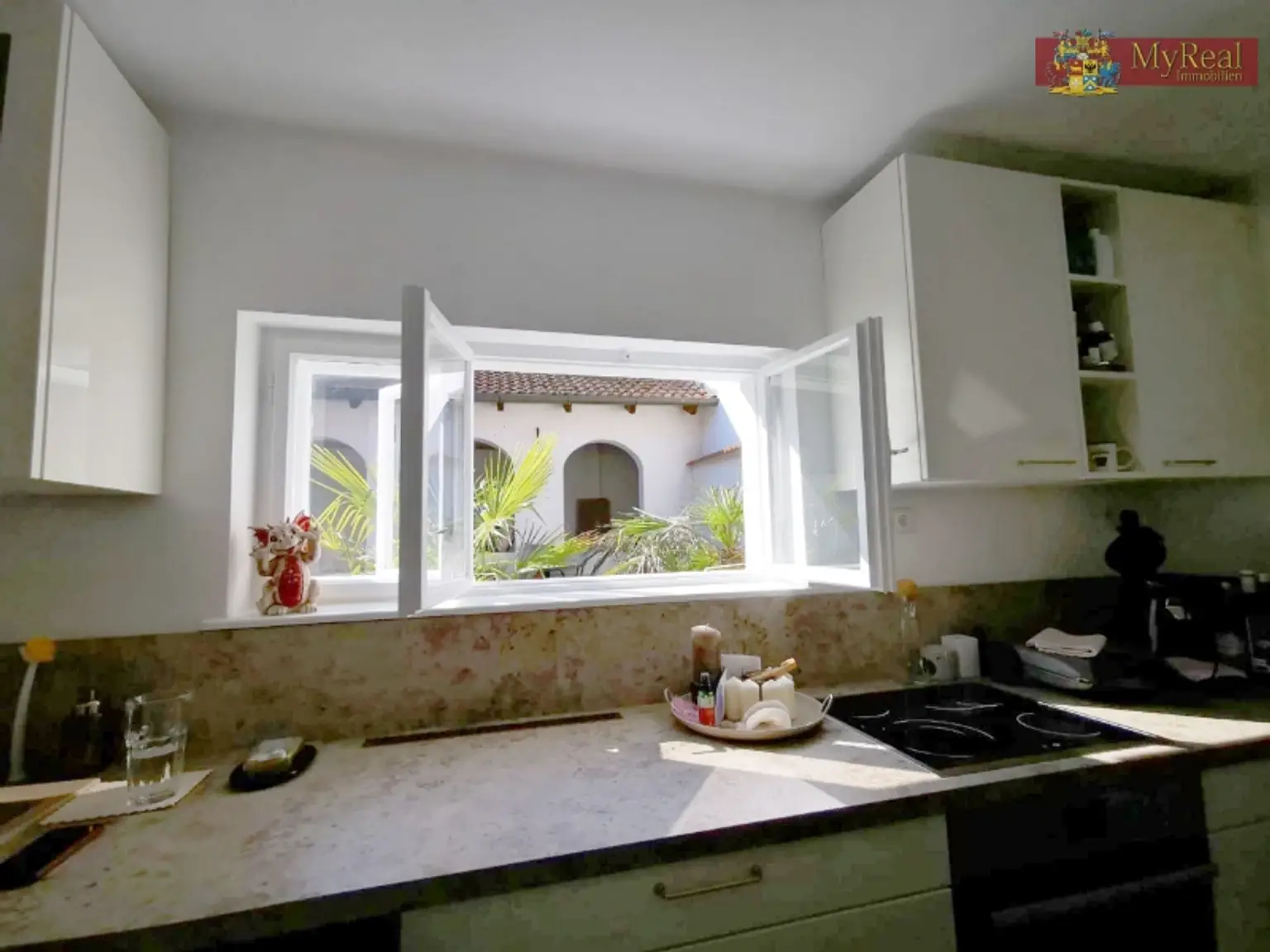 Blick in den sonnigen Innenhof