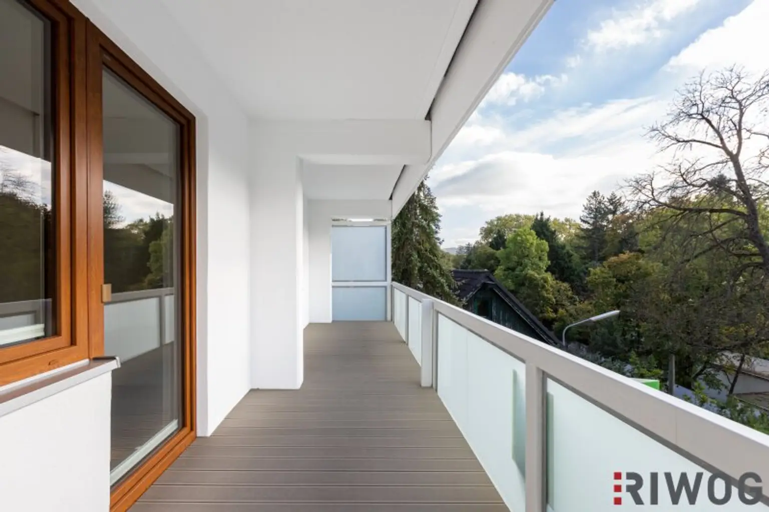 ERSTBEZUG nach Sanierung mit Blick auf Schloss Laudon  | ca. 16 m² Loggia  | Garagenplatz | Vollausgestattete Küche | Erholungsgebiet angrenzend