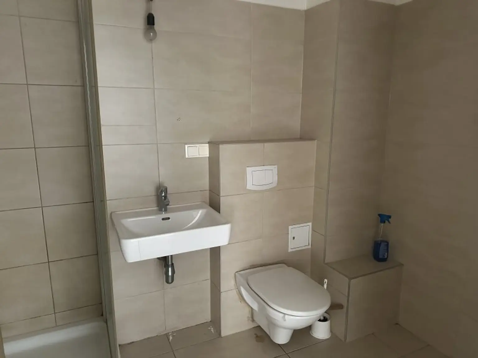 Badezimmer- Dusche, Waschtisch, WC, Therme