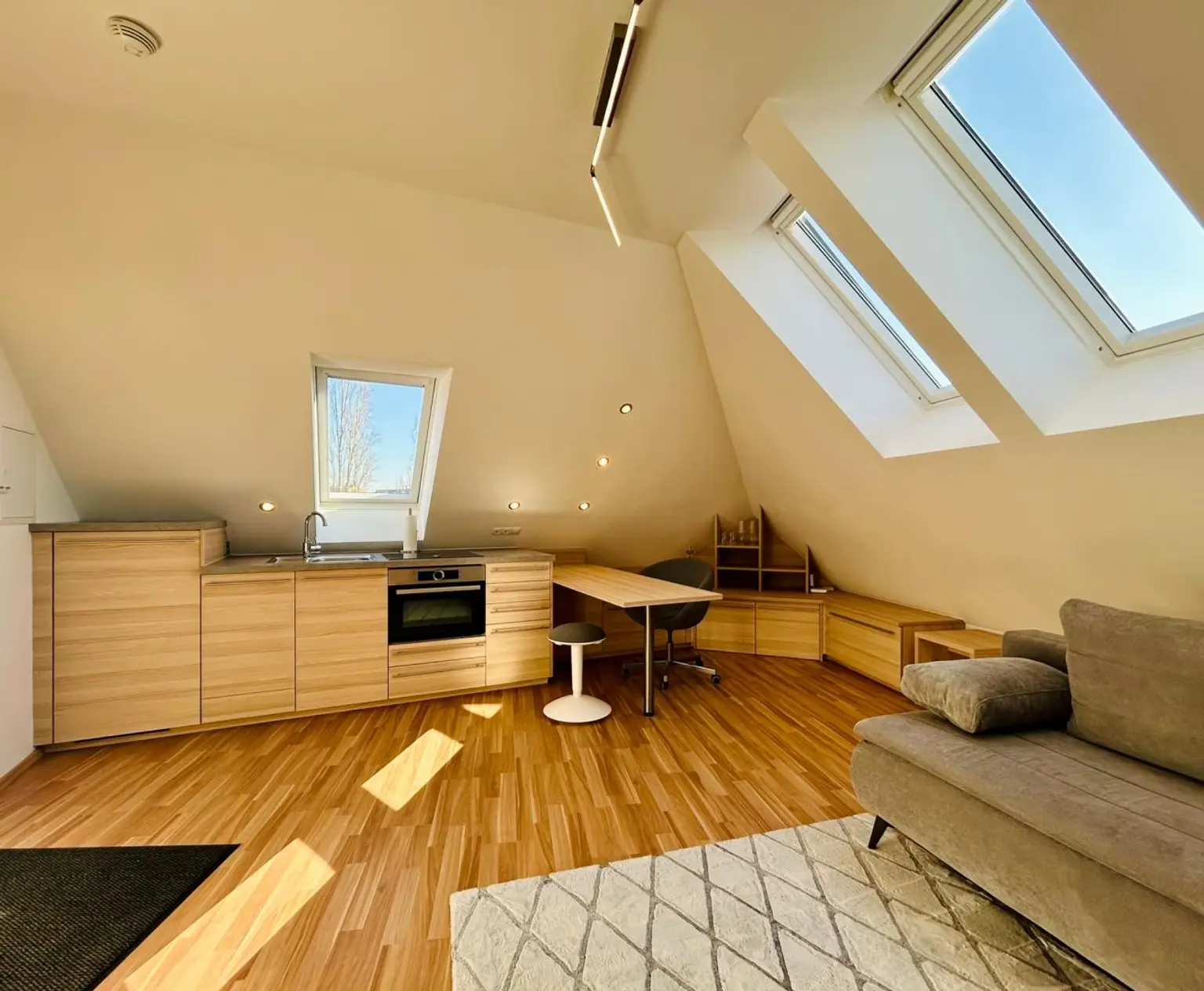 Moderne, möblierte 1-Raum-Dachwohnung