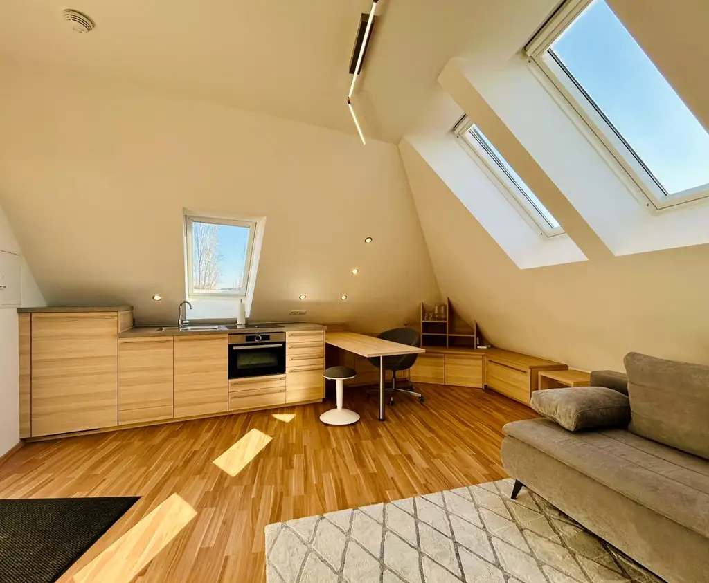 Moderne, möblierte 1-Raum-Dachwohnung