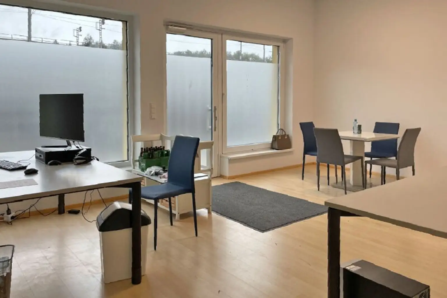 Büro- /Geschäftslokal unweit Pressbaumer Zentrum inkl. 2 PKW-Stellplätzen