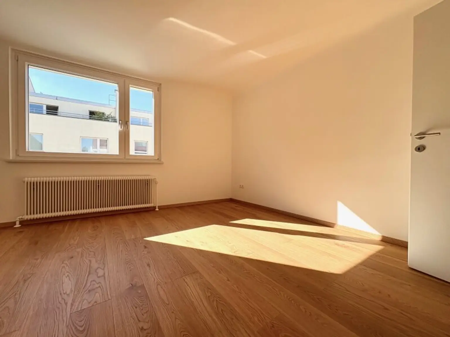 LEBEN IN GERSTHOF - GROSSZÜGIG ANGELEGTE SANIERTE 3 ZIMMER MIT BALKON ZUM INNENHOF