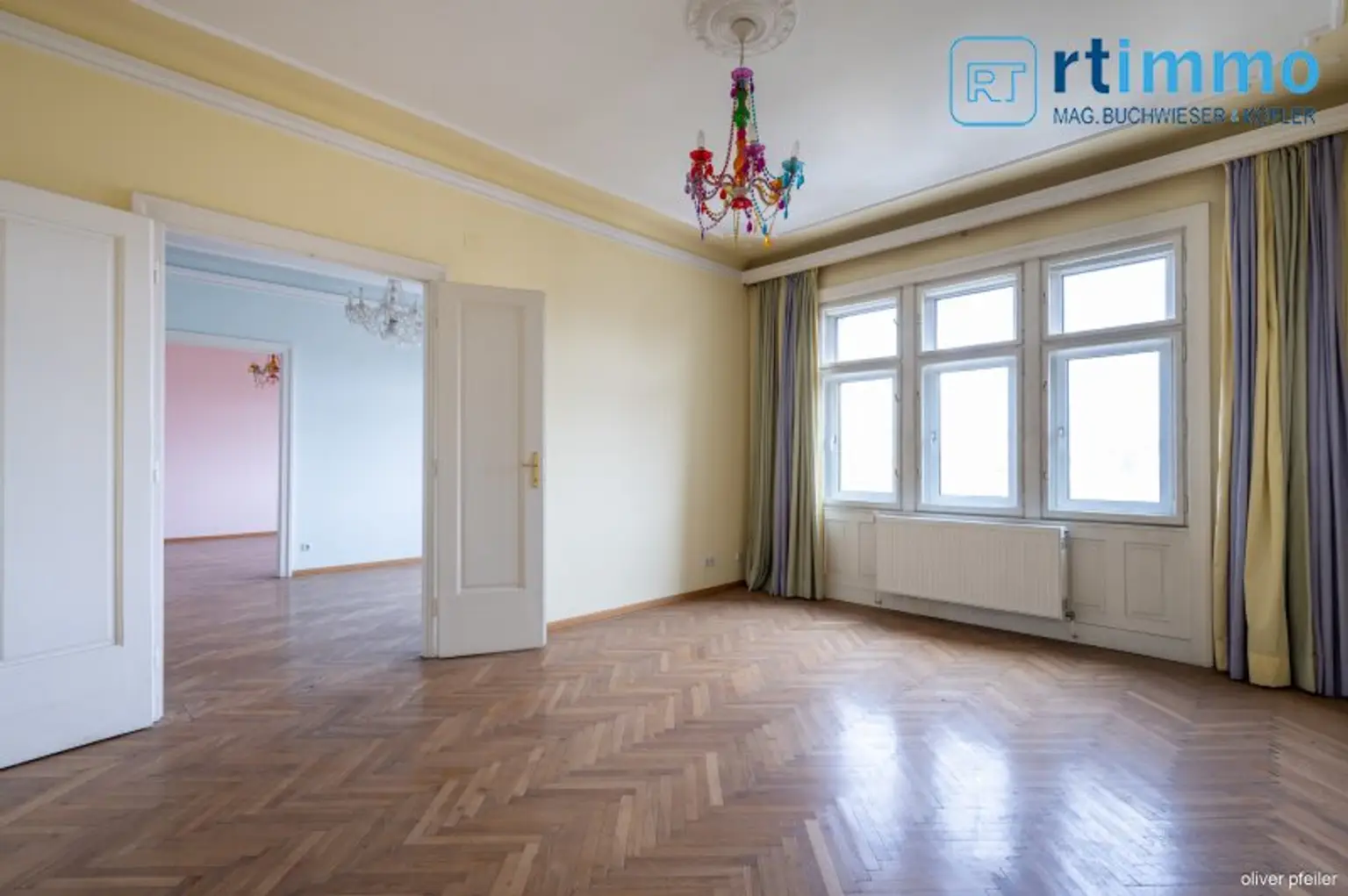 U-BAHNNÄHE: ALTBAUCHARME: 4-Zimmer-Wohnung in hohem Liftstock und Ausblick