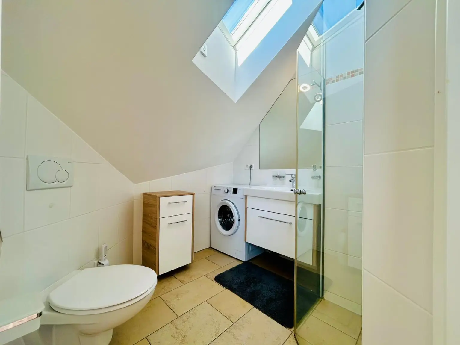 Moderne, möblierte 1-Raum-Dachwohnung