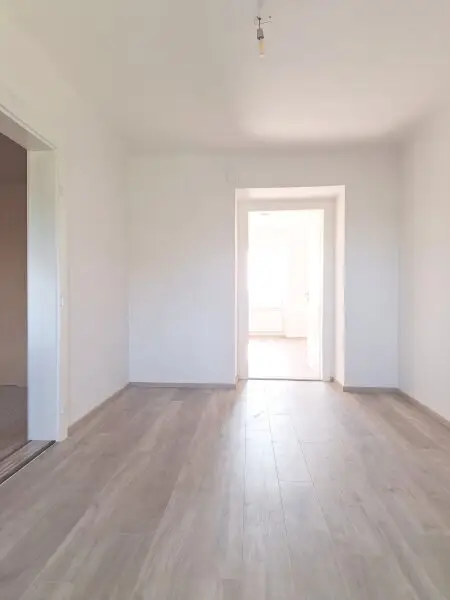 Sanierte  4 Zimmer Wohnung im Haus mit einem großen Garten