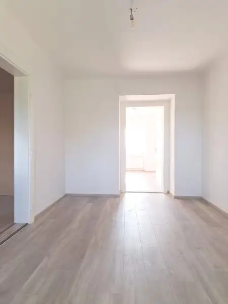 Sanierte  4 Zimmer Wohnung im Haus mit einem großen Garten