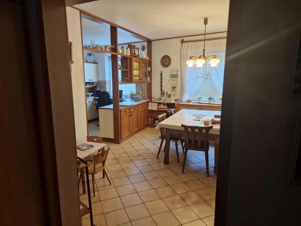 "Wohnhaus und Hallen"