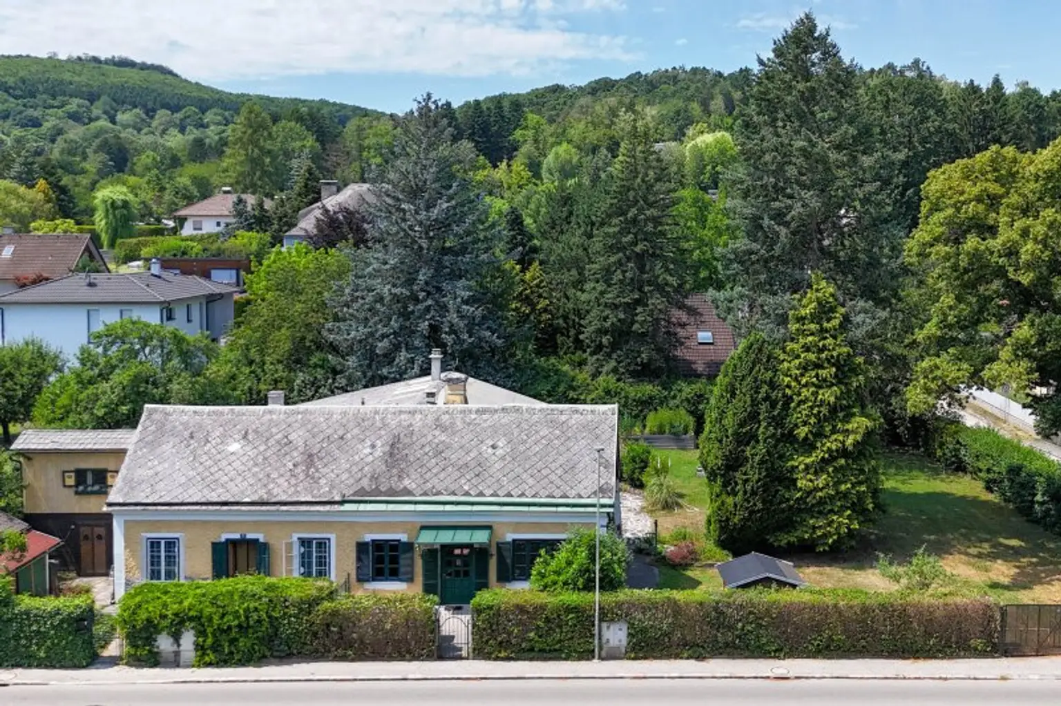 Rarität im Wienerwald! Romantisches Jahrhundertwendehäuschen mit großem Garten