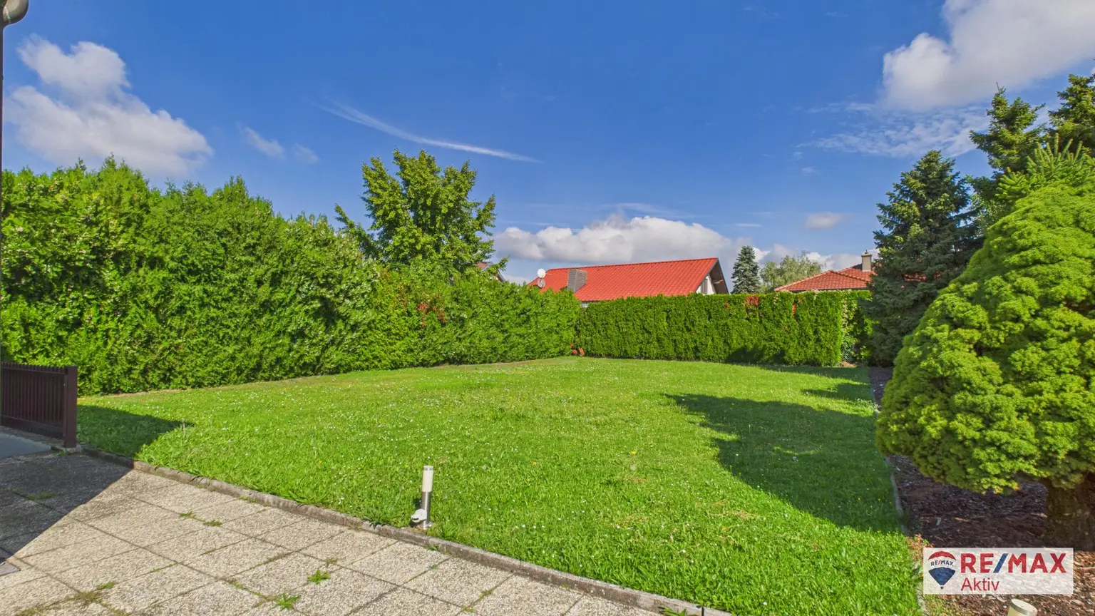 Großzügiges Ein- bzw. Zweifamilienhaus mit großem Garten und Garage