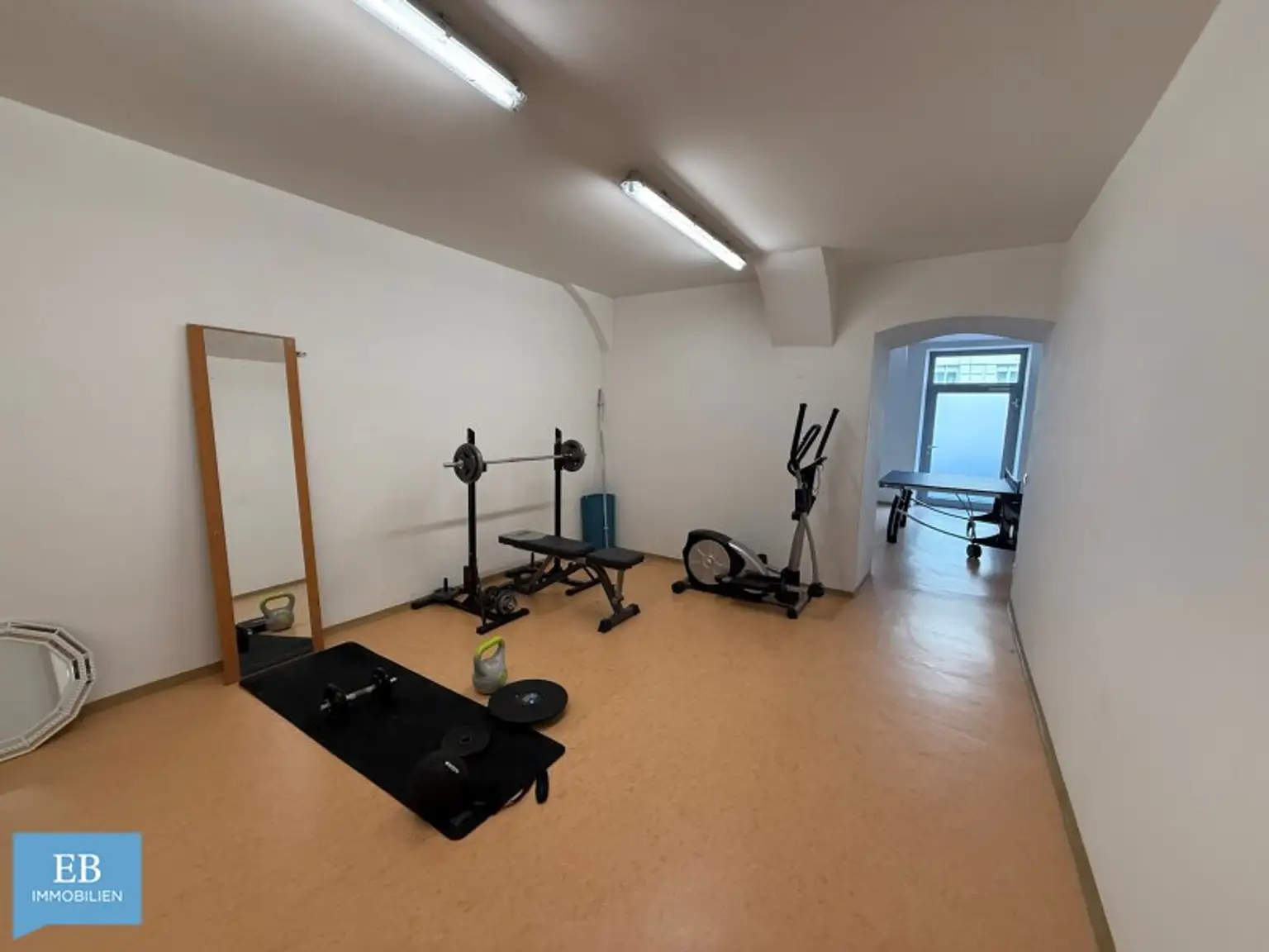 Helle Familienwohnung mit feiner Farbwelt und Fitnessraum im Haus