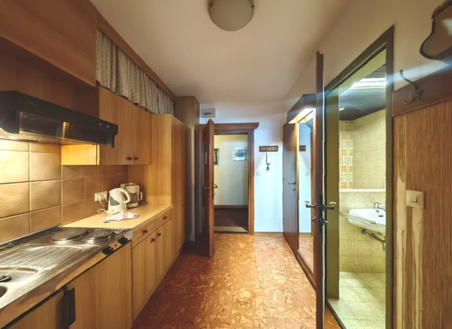 Vorzimmer mit WC, Bad und Küchenzeile