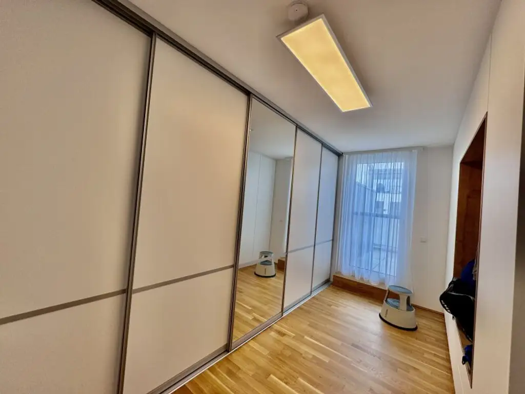 MODERNE DACHTERRASSENWOHNUNG MIT BLICK AUF DEN BISAMBERG