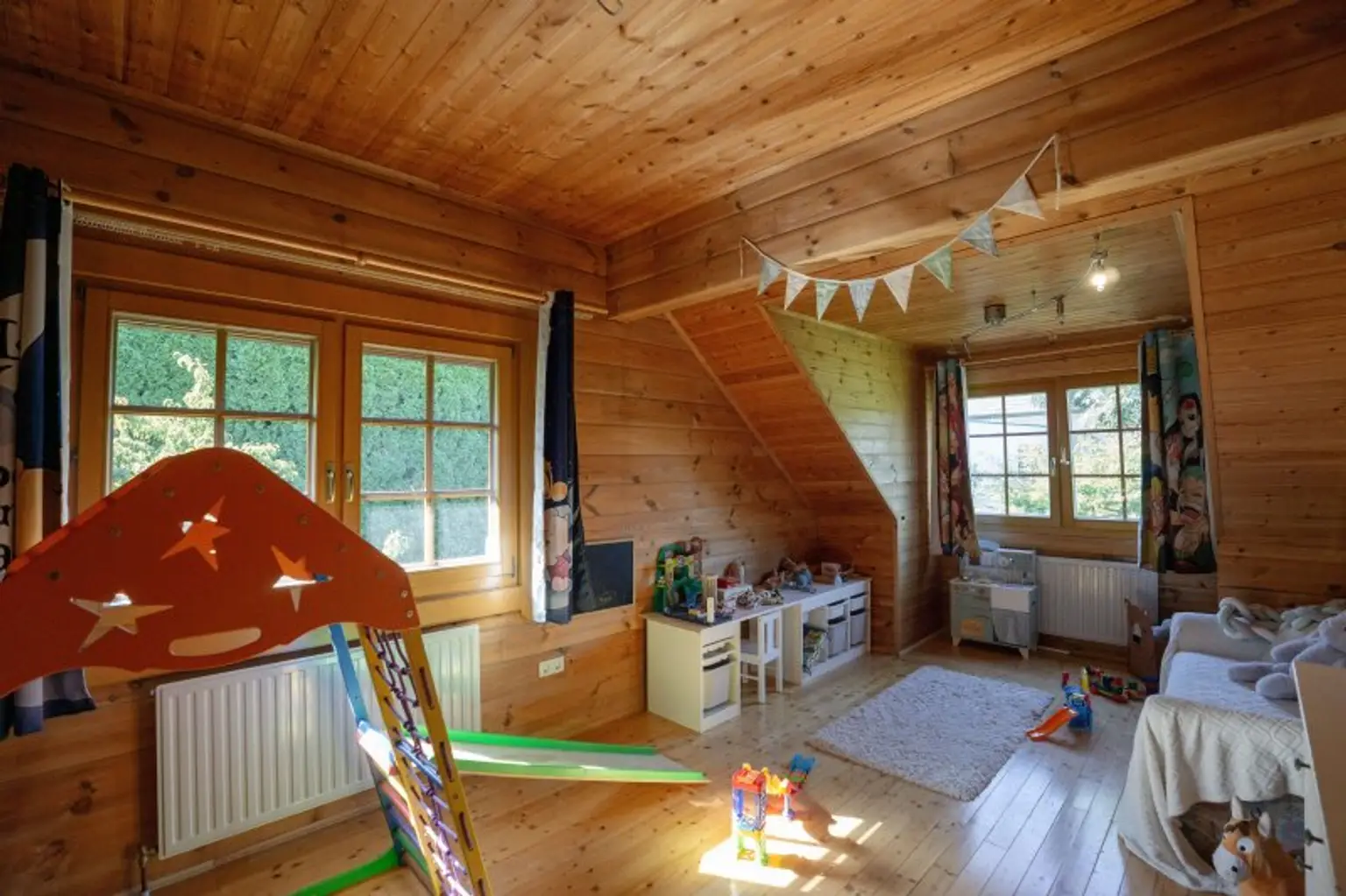 Zimmer mit Schrankraum