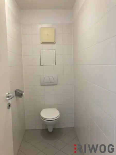 3 Zimmer-Penthouse-Wohnung mit Balkon in den grünen Innenhof gerichtet