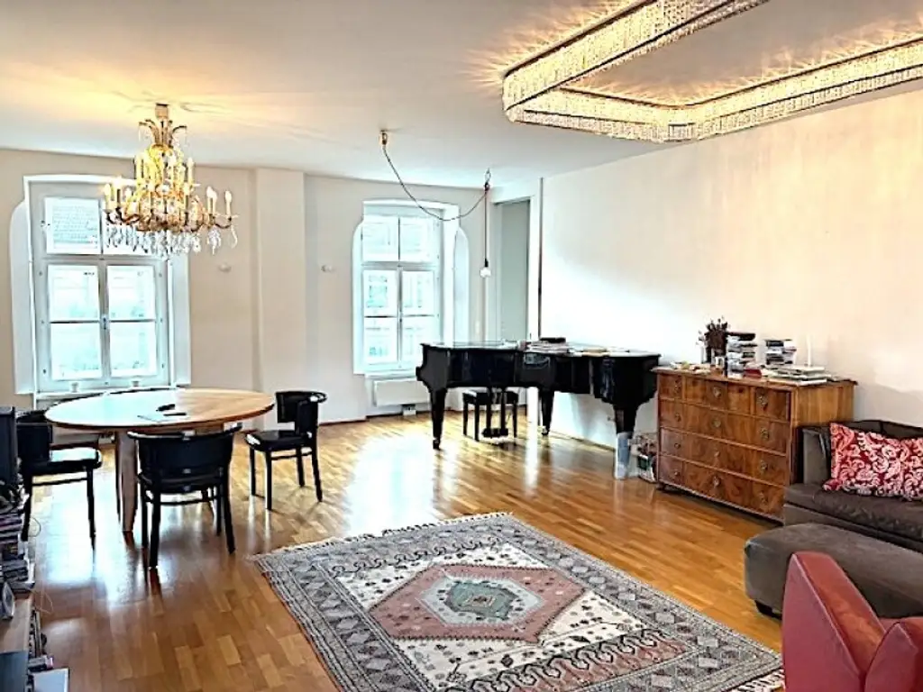 NÄHE ROCHUSMARKT GEPFLEGTE ALTBAUWOHNUNG mit GROSSEM BALKON
