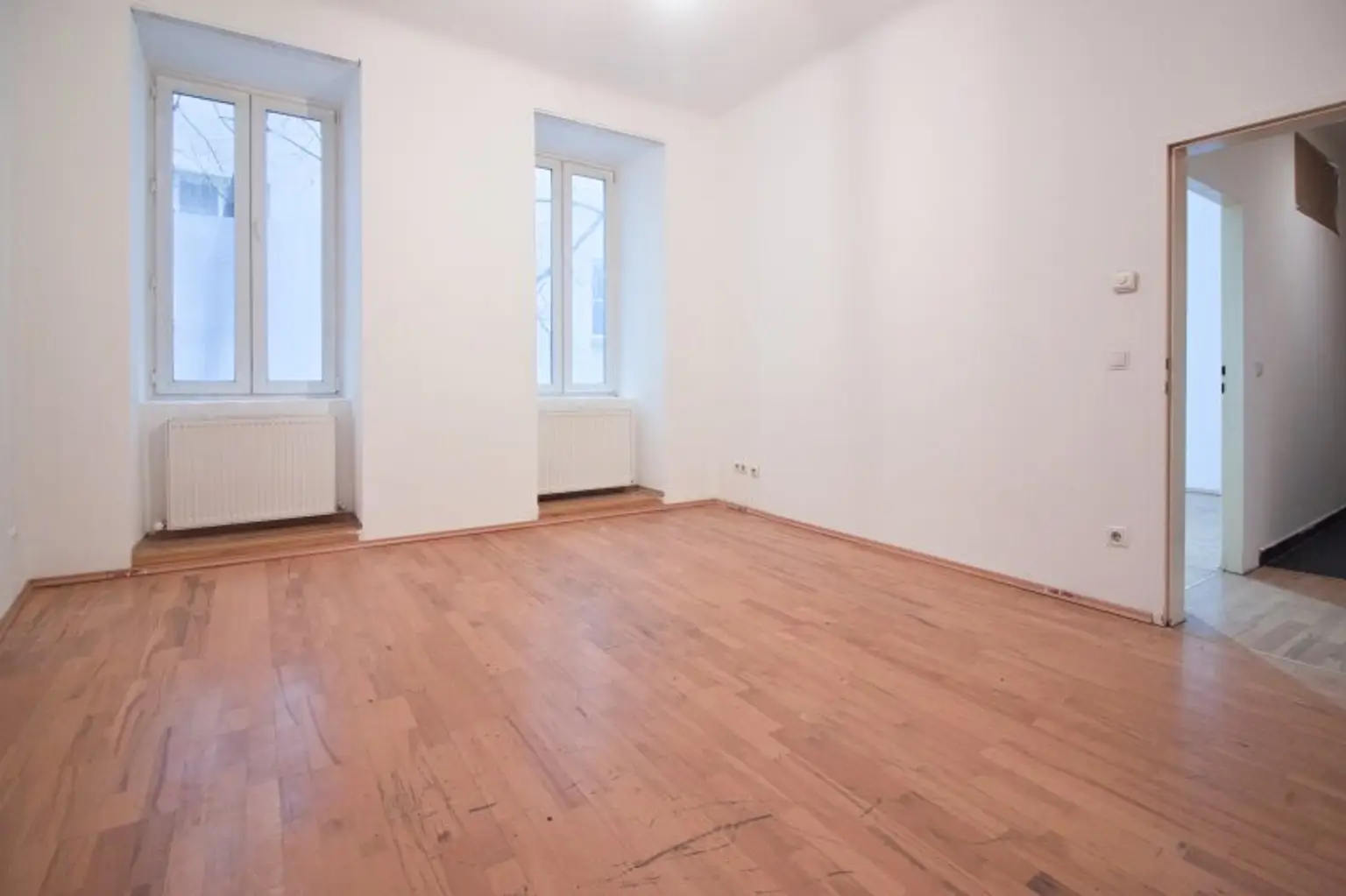Sanierungsbedürftig | 3 Zimmer Altbau-Wohnung | ruhige Innenhoflage | zentral begehbar
