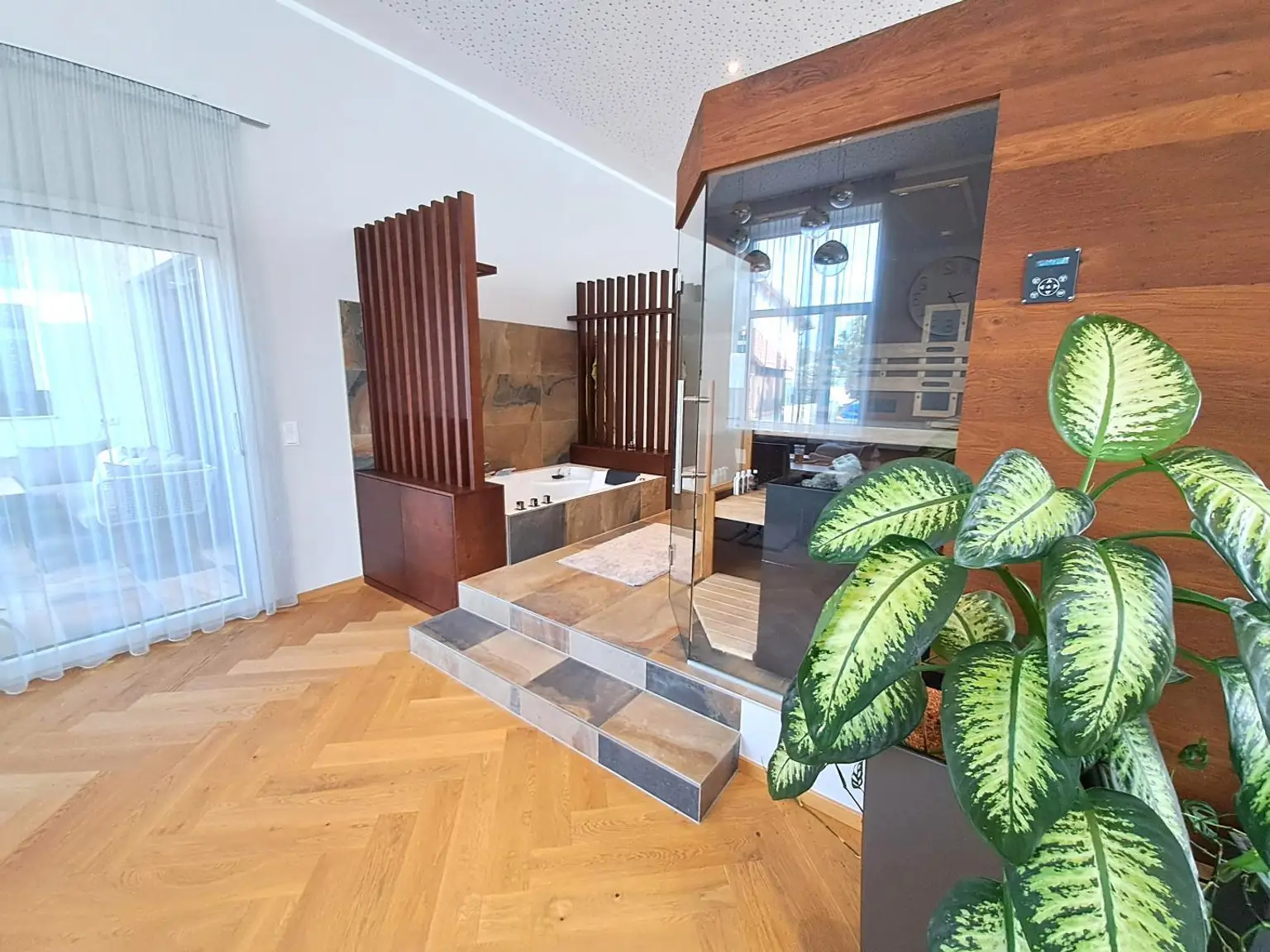 Eigentumswohnung mit Terrasse, Sauna, Whirlpool und 2 Kfz-Stellplätzen
