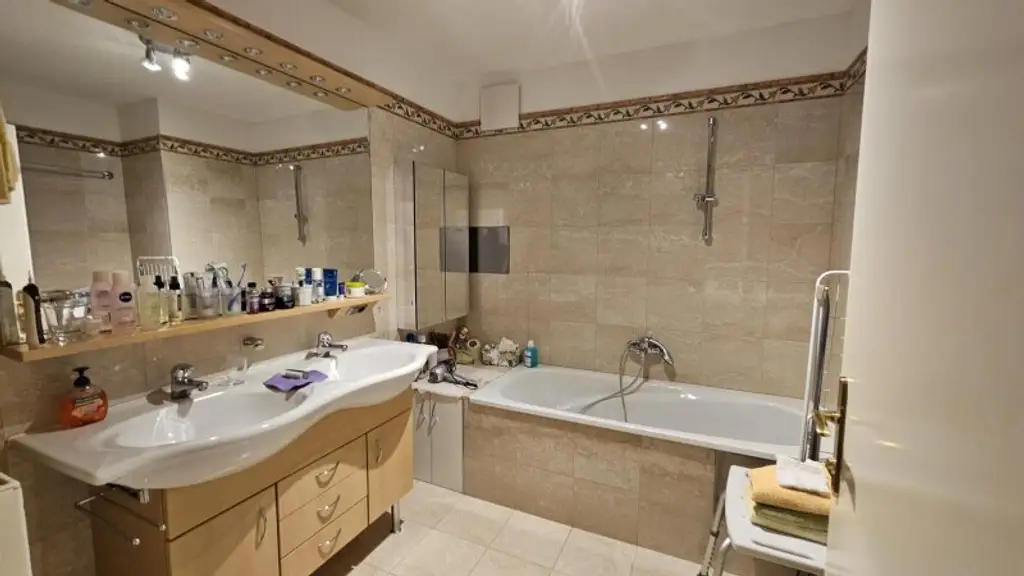 Bestaufgeteilte 99m2 Familienwohnung mit Wintergarten & Balkon ins Grüne! Toplage in Döbling!
