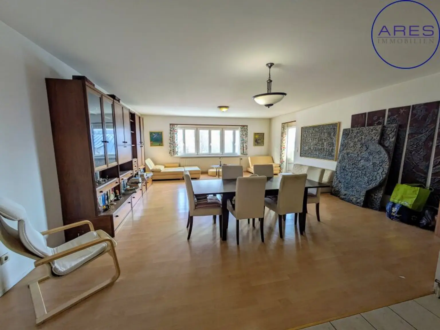Zentrale Eigentumswohnung mit Loggia, WG-geeignet