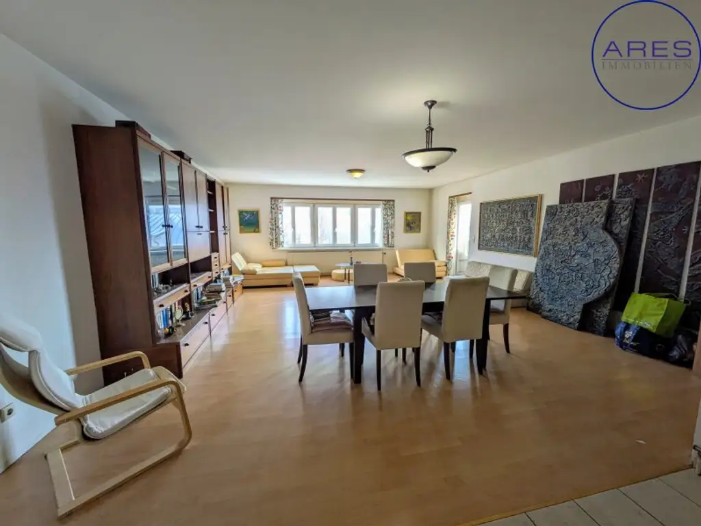 Zentrale Eigentumswohnung mit Loggia, WG-geeignet