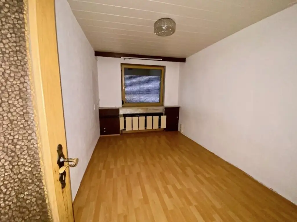 4 ZIMMER-Wohnung zu SANIEREN mit HOFSEITIGER LOGGIA