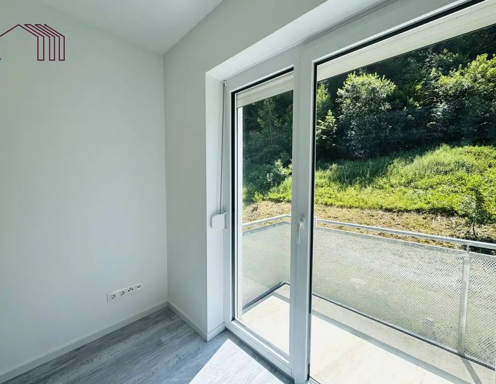 FERNBLICK: Geräumige 4-Zimmer-Wohnung mit mehreren Balkonen, Panoramablick und wunderschönem Allgemeingarten