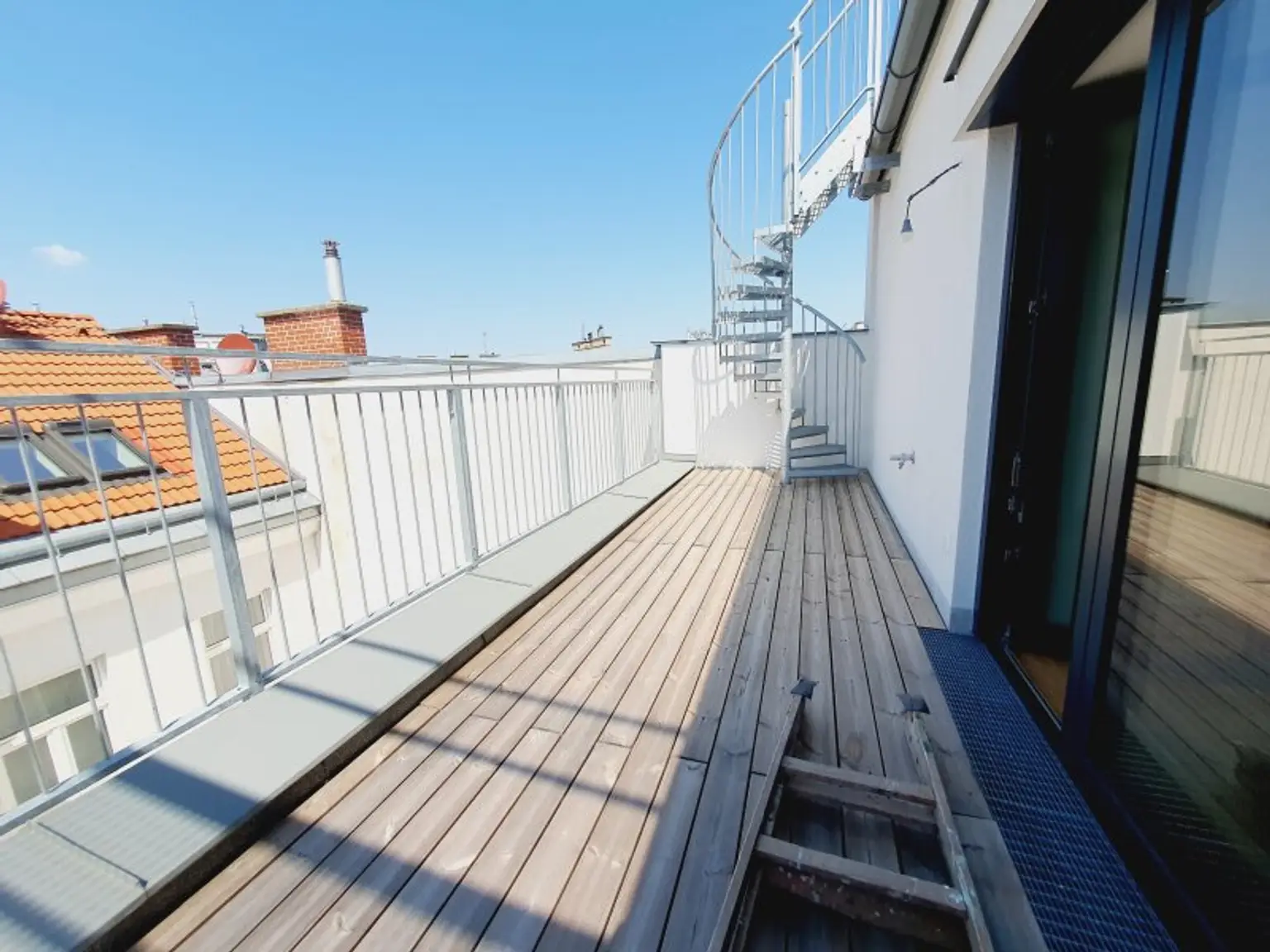 ERSTBEZUG - Sonnige Dachmaisonette mit 45m² Terrasse beim Hoffmann Platz