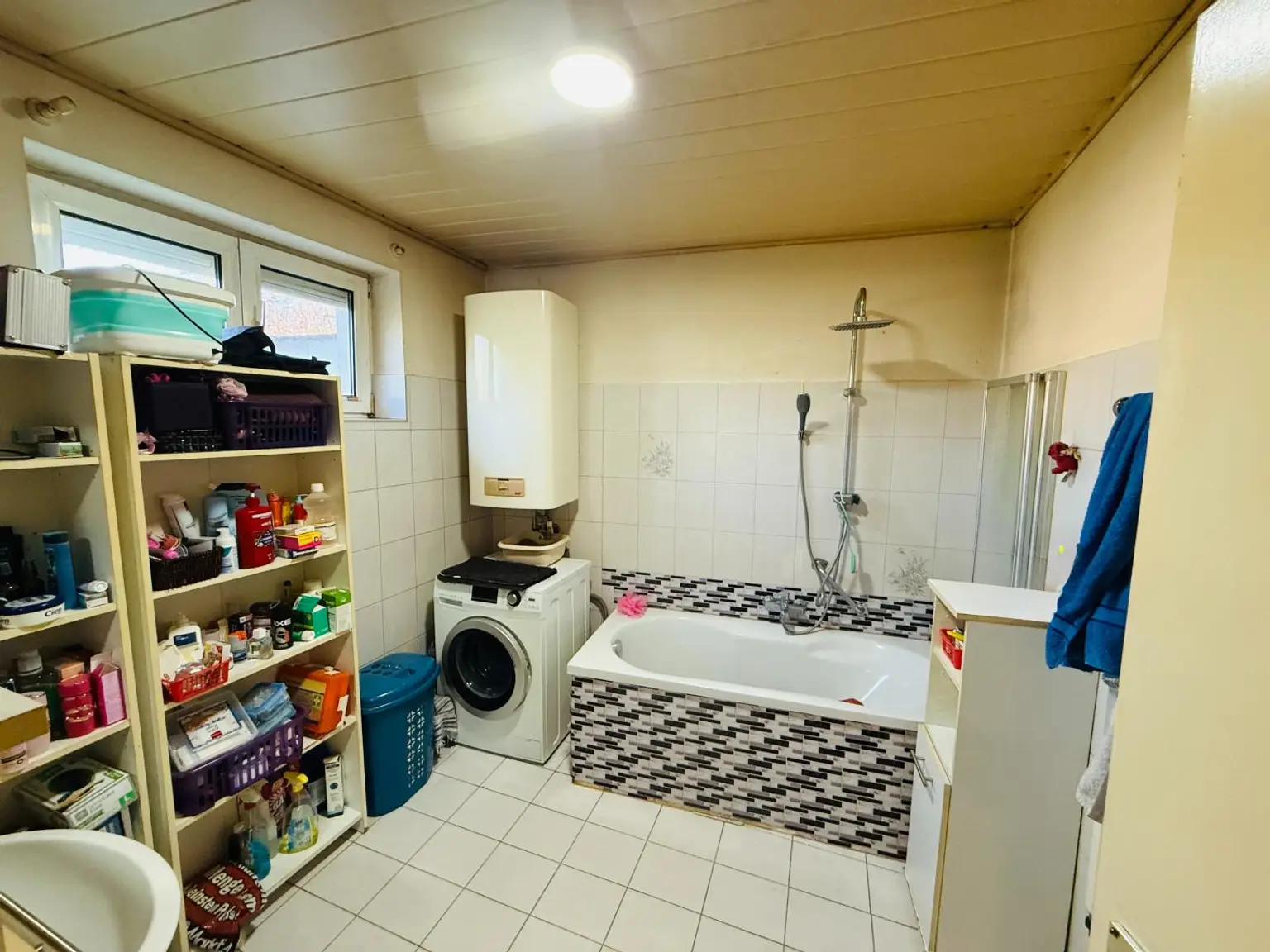 großes Bad mit Wanne