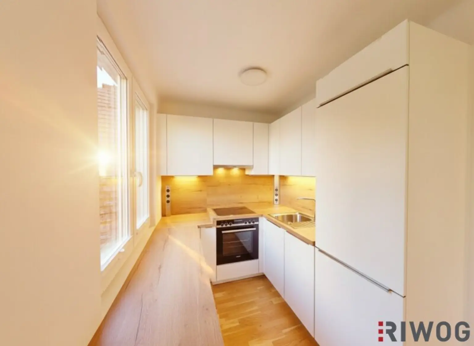 ERSTBEZUG nach Sanierung I Großzügige 2 Zimmer Wohnung mit Ausblick ins Grüne I inkl. Tischlerküche mit Siemens Geräten I Alte Donau Nähe