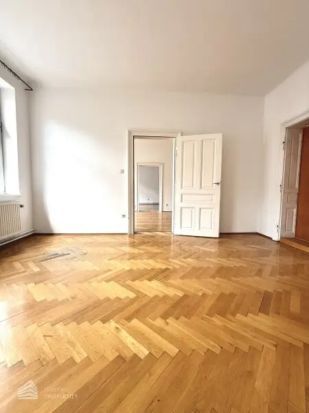 Helle Wohnung mit Balkon auf ganzer Etage zzgl. Rohdachboden, Nähe Einsiedlerpark