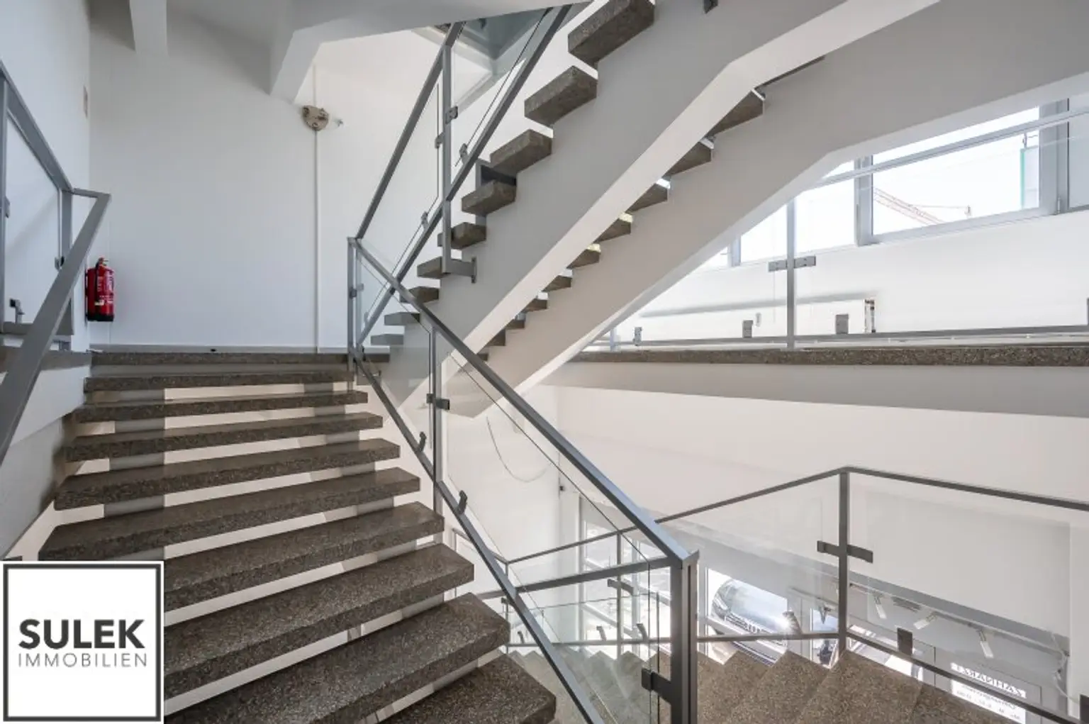 Grundstück mit vier Baukörpern - Büro-, Geschäfts- und Gewerbegebäude inkl. Parkplätzen in Vösendorf